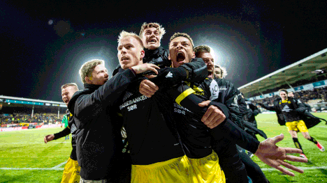 Martin Ramsland (vorne) feiert einen Dreierpack gegen Lilleström