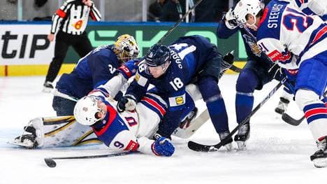 Die USA (weiß) erlebte gegen Finnland eine Bruchlandung