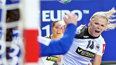 Dezember: Die Frauen-Nationalmannschaft (im Foto Kim Naidzinavicius) enttäuscht bei der EM in Ungarn und Kroatien maßlos. Das DHB-Team gewinnt nur zwei Spiele, nimmt aus der Vorrunde keinen Punkt mit, ist seinen Gegner teils chancenlos unterlegen. "Wir sind alle sehr enttäuscht. Wir konnten die Leistungen, die wir uns erhofft und erwartet haben, nicht abrufen und haben den nächsten Schritt in Richtung Weltspitze nicht getan", sagt Verbandschef Bernhard Bauer. Am Ende steht ein schwacher fünfter Platz der Hauptrundengruppe