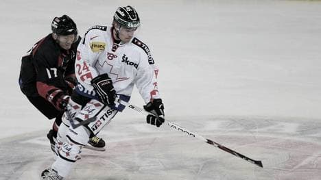 Duri Camichel führt den Puck  beim German Nations Cup