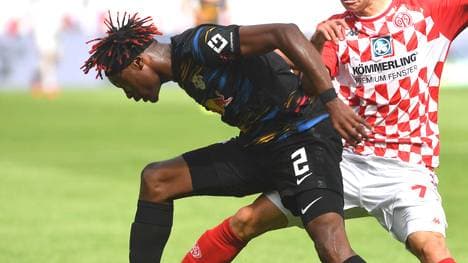 Mo Simakan (vorne) hat sich eine schmerzhafte Prellung zugezogen