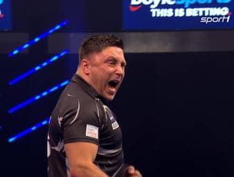 Gerwyn Price zieht zum dritten Mal in das Finale des Darts World Grand Prix ein, nachdem er Michael Smith mit 4:2 nach Sätzen besiegt. 