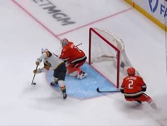In den NHL-Playoffs wird wieder gezaubert! Beim Spiel zwischen den Anaheim Ducks und den Las Vegas Golden Knights kommt es nach einer Minute zum Kunststück von Mitch Marner. 