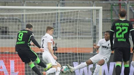 Wout Weghorst (l.) trifft für die Wölfe in Augsburg