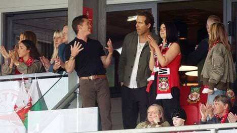 Feiern den Aufstieg: McElhenney (l.) und Reynolds (r.)