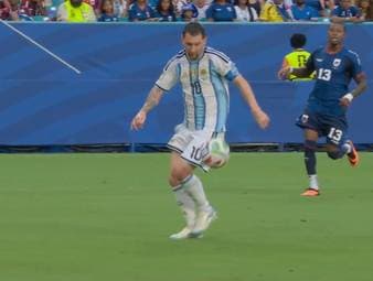 Er kann es einfach nicht lassen! Lionel Messi trifft auch im achten WM-Spiel in Folge und baut damit seinen eigenen Rekord weiter aus. Dieser Mann ist einfach unglaublich. 
