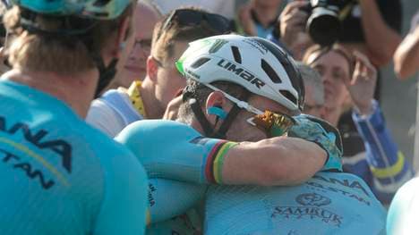 Mark Cavendish in den Armen seiner Teamkollegen