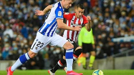 Sörloth (vorne) wird wieder nach Spanien verliehen