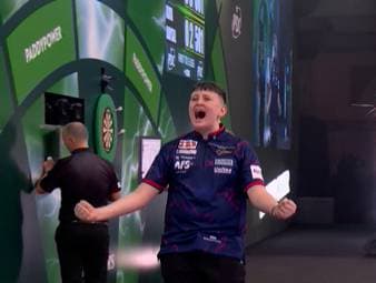 Das schottische Darts-Wunderkind Mitchell Lawrie schreibt Geschichte. Der erst 15-Jährige klettert an die Spitze der Weltrangliste der World Darts Federation. 