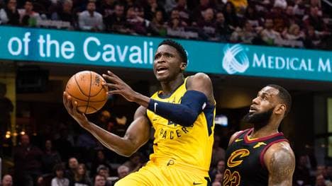 Victor Oladipo (l.) von den Indiana Pacers stahl LeBron James in Spiel sechs die Show