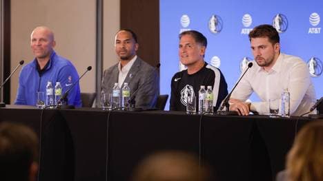 Luka Doncic (r.) hatte bei den Dallas Mavericks schon vor dem Trade zu den Lakers ein frostiges Verhältnis zum nun gefeuerten Nico Harrison (l.)