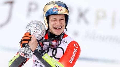 Marco Odermatt hat gut lachen: Der Schweizer darf weiter mit seinem gewohnten Helm an den Start gehen