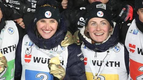 Julia Simon (l.) und Justine Braisaz-Bouchet blenden ihre persönliche Feindschaft aus