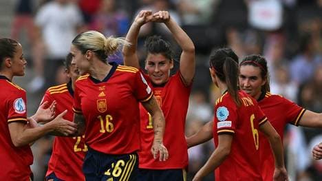 Spanien überzeugt nach anfänglichen Schwierigkeiten