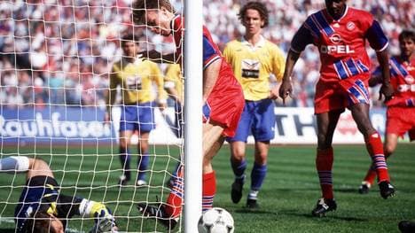 Thomas Helmer (M.) und sein berühmtes Phantomtor gegen Nürnberg im Jahr 1994