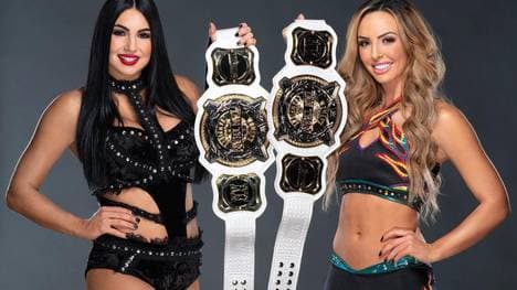 Billie Kay (l.) und Peyton Royce regierten 2019 als Tag-Team-Champions der WWE-Frauen