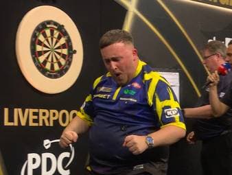 Luke Littler gewinnt ein episches Match im Halbfinale des zwölften Spieltags gegen Michael van Gerwen und zieht ins Finale ein.