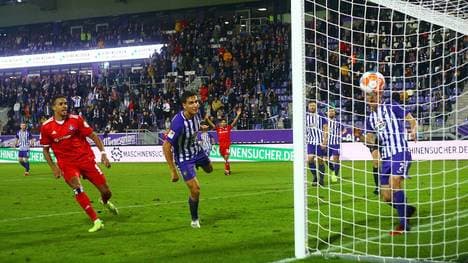 Dirk Carlson traf in der Nachspielzeit beim Duell Erzgebirge Aue - Hamburger SV ins eigene Tor