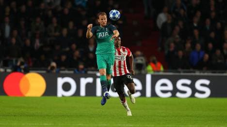 Die UEFA hat mit Sponsor Mastercard verlängert, der auch Werbung auf den Banden macht 