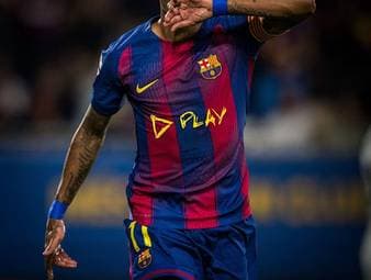 Der FC Barcelona wird im El Clásico im Oktober mit einem besonderen Trikot auflaufen. Auf dem Heimtrikot ist das "Play"-Album-Logo von Ed Sheeran zu sehen. Die Aktion ist Teil der laufenden Kooperationen mit Hauptsponsor Spotify. 