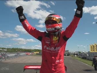 Saisonauftakt in der DTM in Oschersleben! Im ersten Rennen kommt es direkt zum Traumstart einer DTM-Legende - nach 931 Tagen steht ein österreichischer Fahrer wieder als Sieger auf dem Treppchen. 