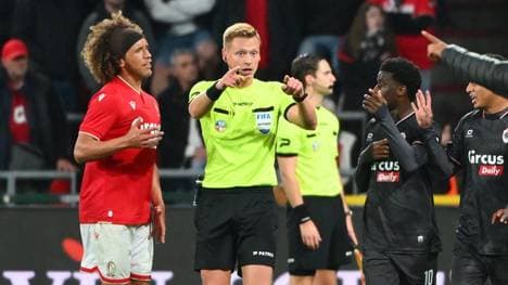  Schiedsrichter Lotar D’hondt bricht die Partie in Lüttich ab