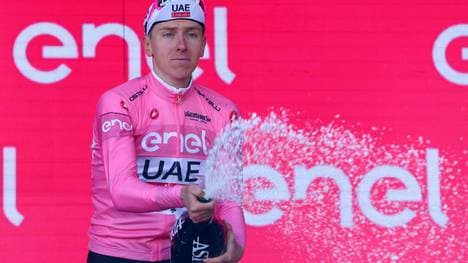 Pogacar mit einem Drink in der Hand