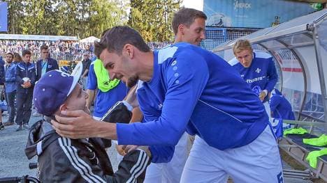 Jonathan Heimes mit Spielern von Darmstadt 98