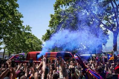 Barca-Fans attackieren eigenen Bus!