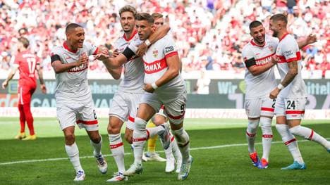 Der VfB jubelt über den Treffer von Ermedin Demirovic