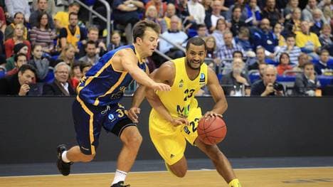 Jordan Taylor (r.) von ALBA Berlin im Duell mit Kevin Pangos von Gran Canaria