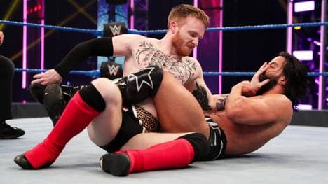 Jack Gallagher bei einem WWE-Match gegen Tony Nese