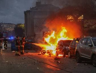 Feuer und Explosionen: Schwere Ausschreitungen in Italien