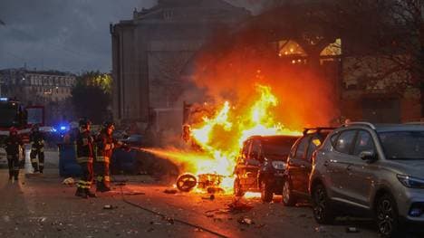 Die Feuerwehr musste eingreifen, weil ein Kleintransporter sowie ein Motorroller in Brand gerieten