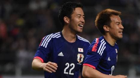 Shinji Okazaki (r.) erzielte einen Treffer gegen Usbekistan