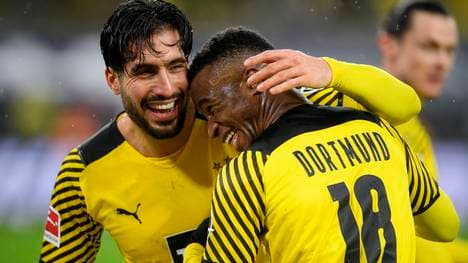 Youssoufa Moukoko (r.) freut sich mit Torschütze Emre Can