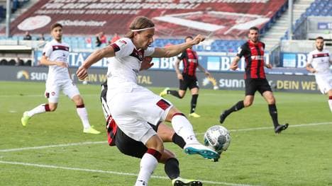Dem 1. FC Nürnberg (in weiß) ist ein Befreiungsschlag im Abstiegskampf gelungen