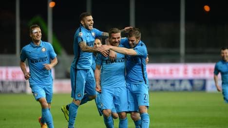 Lukas Podolski (2.v.r.) erzielt sein erstes Tor für Inter Mailand