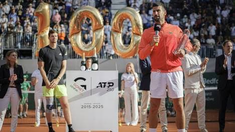 Novak Djokovic feiert den 100. Titel