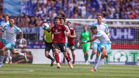 Rodrigo Zalazar trifft in Nürnberg aus knapp 60 Metern Entfernung