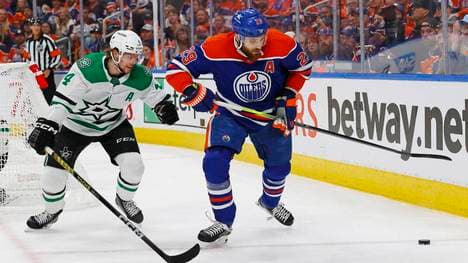 Leon Draisaitl (r.) greift mit den Oilers nach dem Stanley Cup