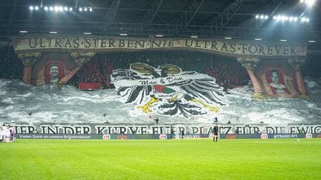 Die Fans des FC Augsburg zeigten eine gigantische Choreo für zwei verstorbene Ultras