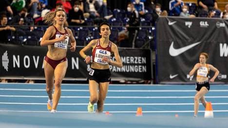 Lea Meyer (l.) und Sara Benfares bei den Deutschen Leichtathletik-Hallenmeisterschaften 2022 in Leipzig