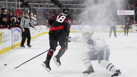 Tim Stützle im Duell mit Toronto