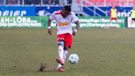SCP-Coach Lukas Kwasniok war mit den Platzverhältnissen im Jahnstadion Regensburg nicht zufrieden