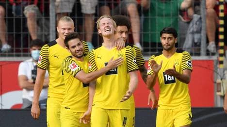 Julian Brandt jubelt nach seinem Tor gegen Leverkusen ausgelassen