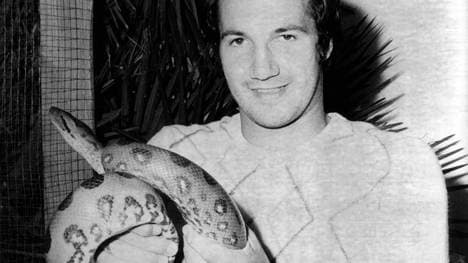 Franz Gerber (damals FC St. Pauli) mit einer Anaconda während der Schlangenausstellung im Schloss Nymphenburg in München