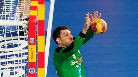 Primoz Prost von Slowenien hält einen Ball