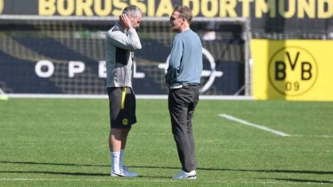Trainer Marco Rose (l.) mit BVB-Geschäftsführer Hans-Joachim Watzke auf dem Trainingsplatz