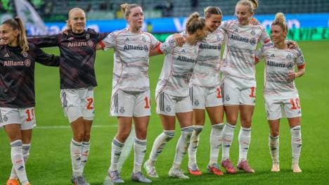 Die Bayern feiern den Sieg in Wolfsburg